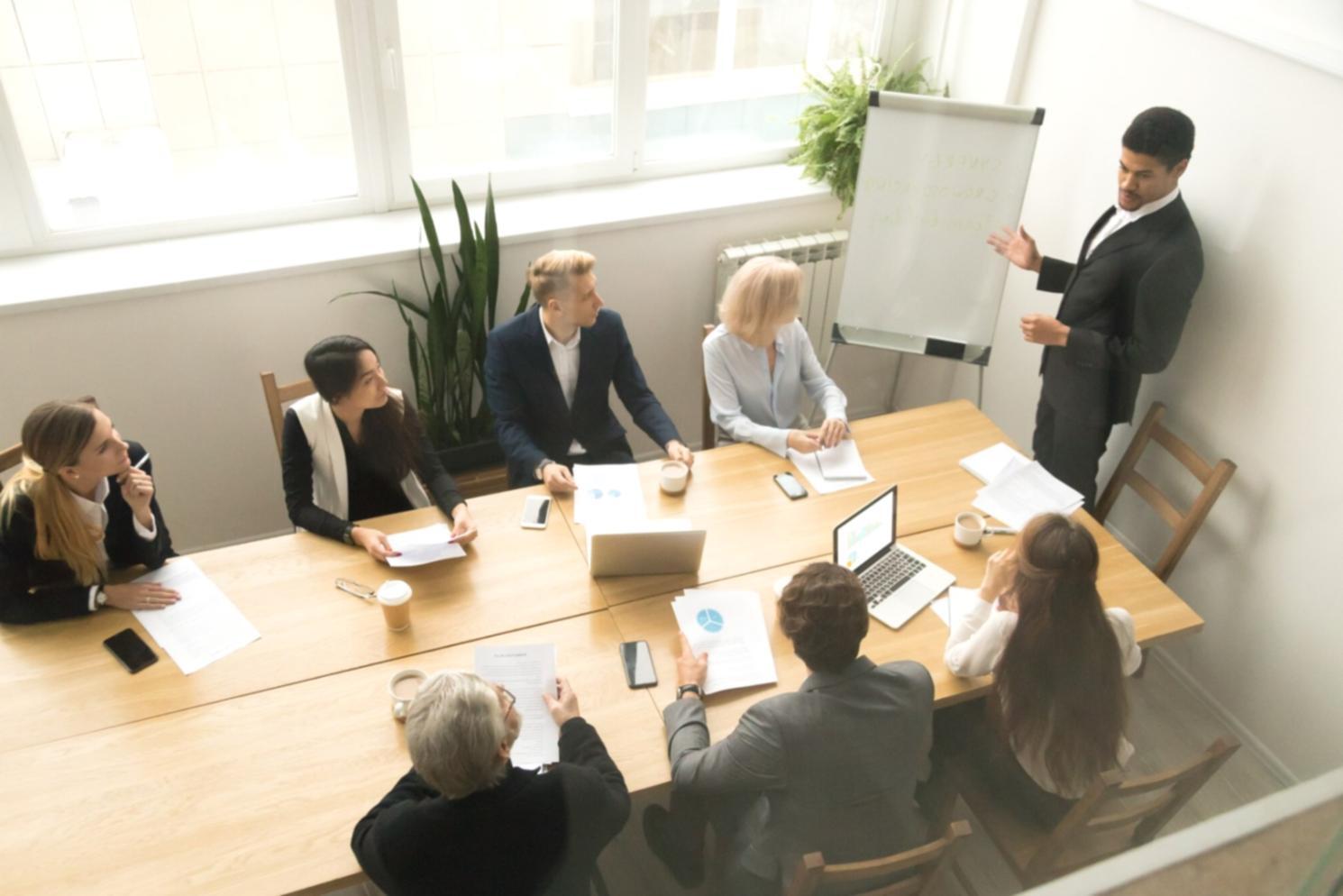Student planificând bugetul lunar într-un mediu modern de studiu