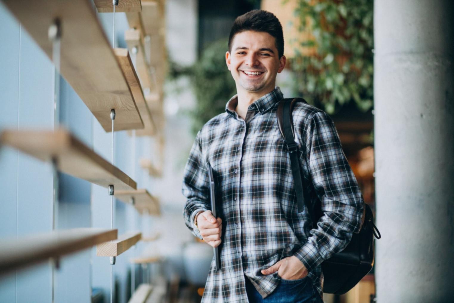 Membru al echipei velitharcona lucrând cu clientul la planificare financiară