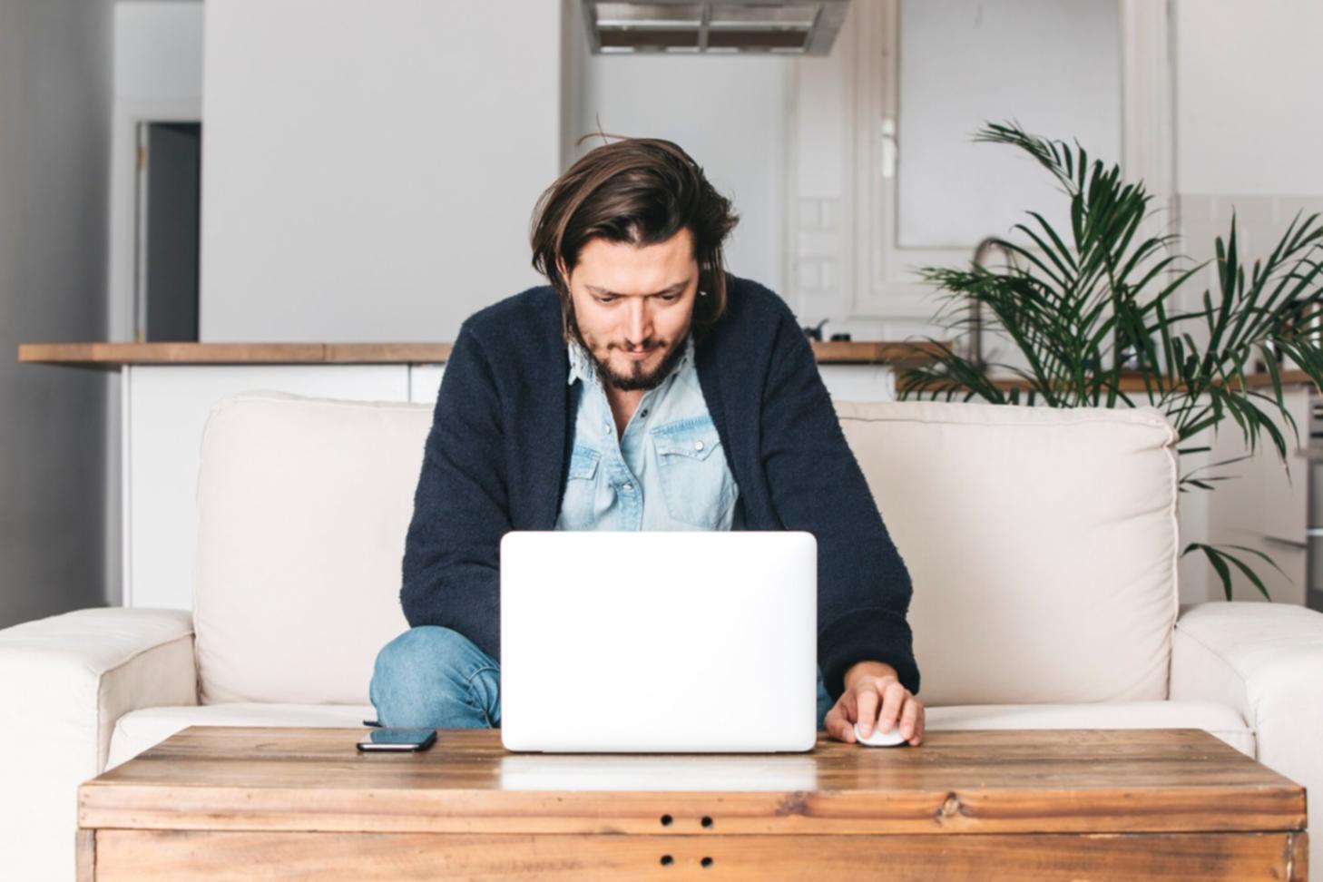 Grup de studenți internaționali colaborând la planificarea financiară